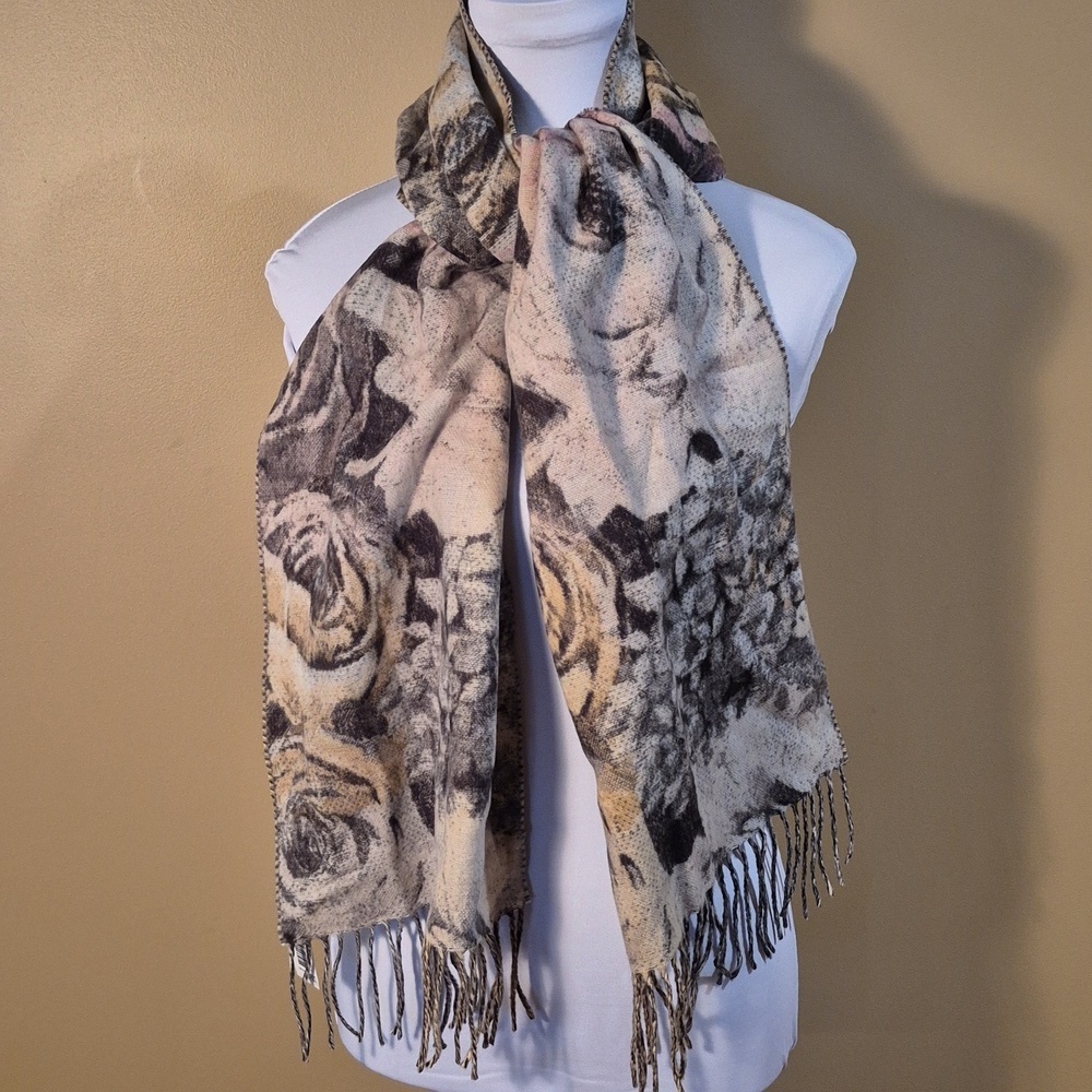 NWT ETĒREO Floral Patterned Scarf with Fringe Germany